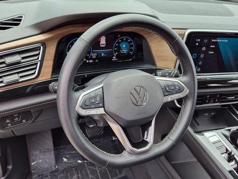Used 2025 Volkswagen Atlas SE FWD image 22