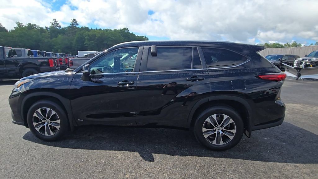 Used 2023 Toyota Highlander XLE AWD/4WD image 17