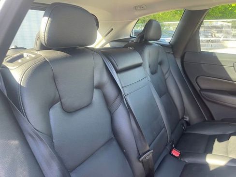 Used 2018 Volvo XC60 T5 Momentum w/ Vision Package AWD/4WD image 17