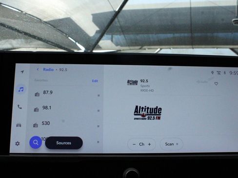 Used 2023 Toyota Crown Limited image 35