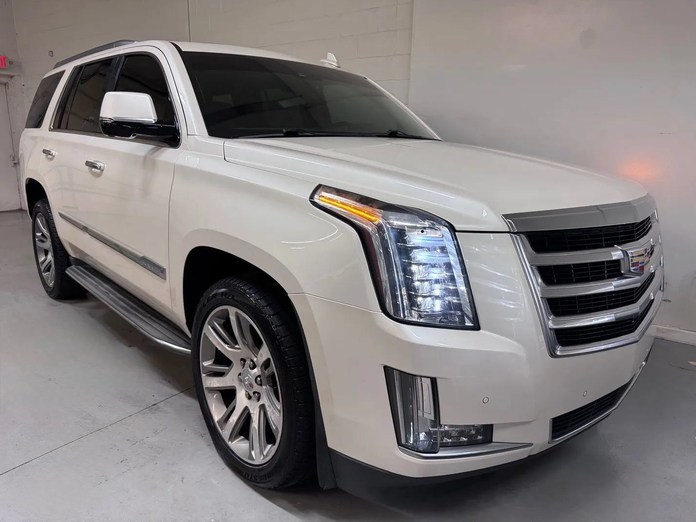 Used 2015 Cadillac Escalade Luxury AWD/4WD image 1