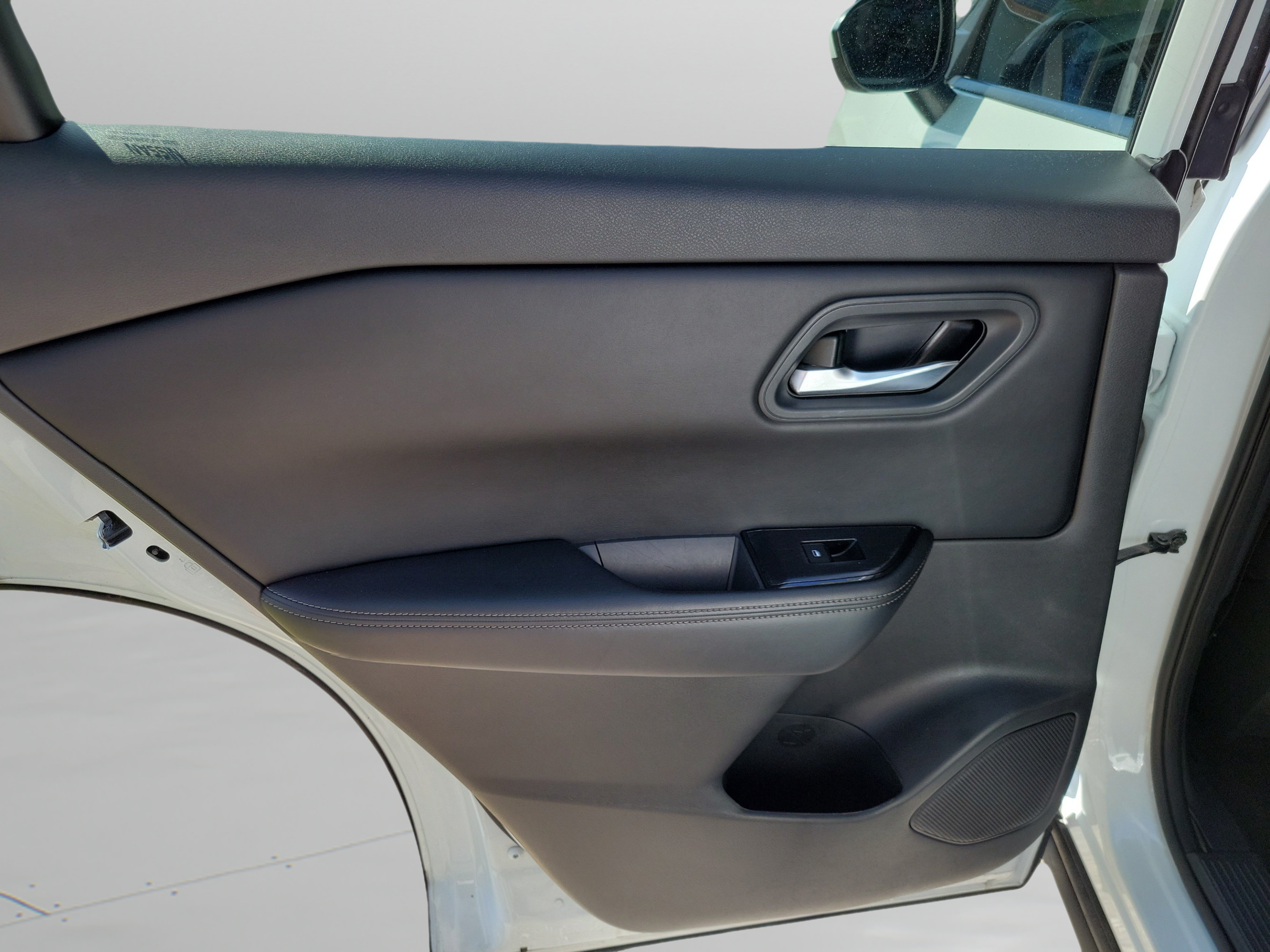 Used 2024 Nissan Rogue SV FWD image 6
