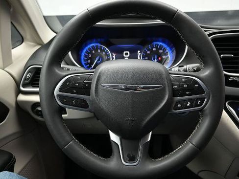 Used 2024 Chrysler Pacifica Touring-L FWD image 20
