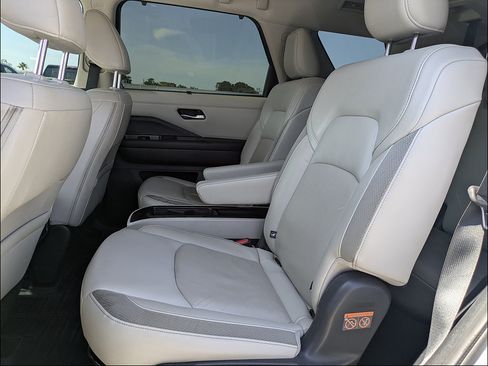 Used 2023 Nissan Pathfinder SL w/ SL Premium Package FWD image 15