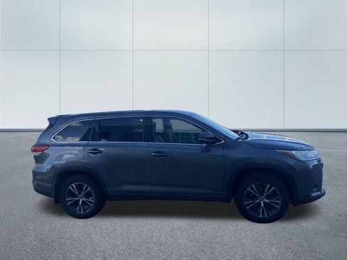 Used 2017 Toyota Highlander Plus AWD/4WD image 2