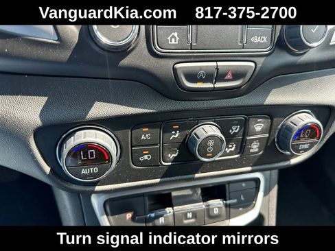 Used 2024 GMC Terrain SLT image 21