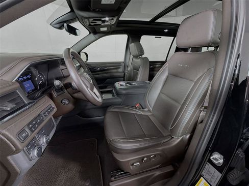 Used 2021 GMC Yukon XL Denali w/ Denali Premium Package image 11