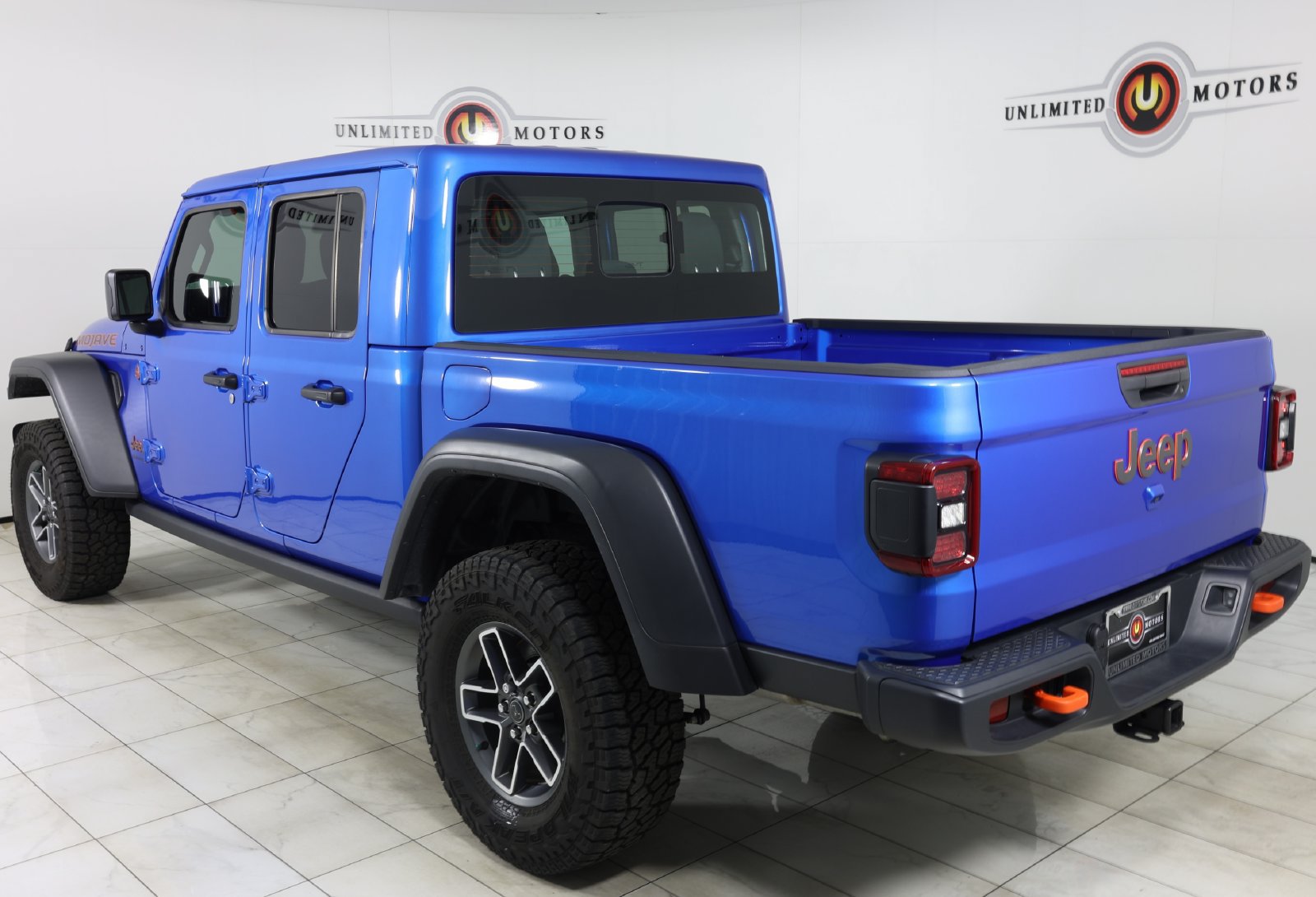 Used 2025 Jeep Gladiator Mojave w/ Convenience Group AWD/4WD image 4