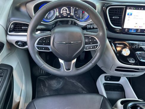 Used 2024 Chrysler Pacifica Touring-L FWD image 15