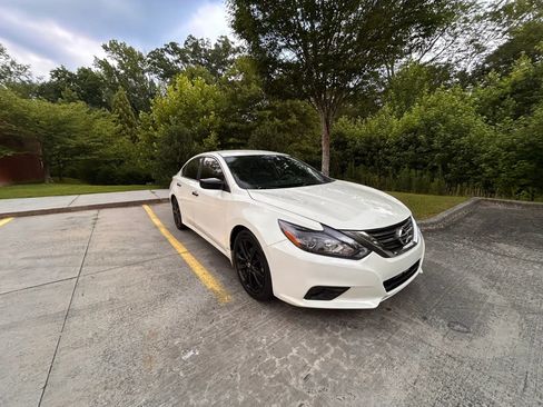 Used 2017 Nissan Altima 2.5 SR w/ Midnight Edition Package FWD image 9
