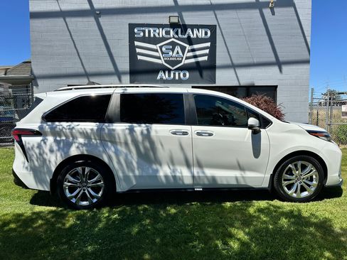 Used 2021 Toyota Sienna Platinum FWD image 5
