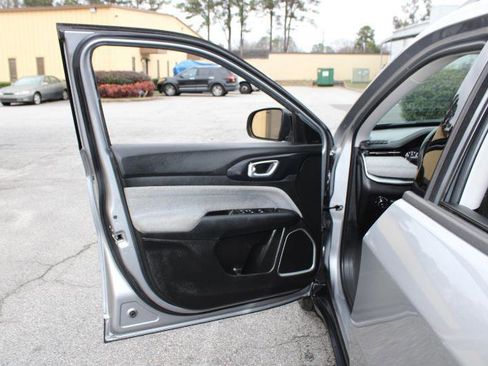 Used 2022 Jeep Compass Latitude FWD image 17