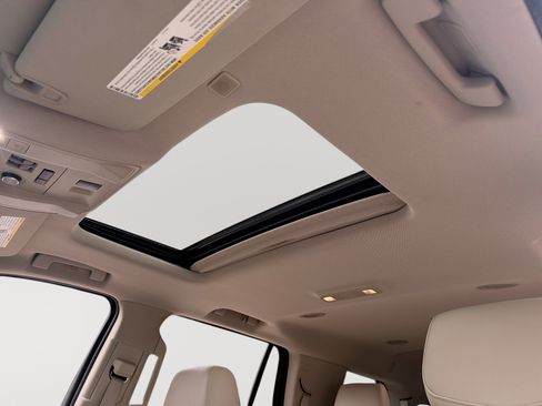 Used 2018 Cadillac Escalade Luxury RWD image 16