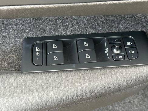 Certified 2023 Volvo XC40 Recharge Ultimate w/ Protection Package Premier image 12