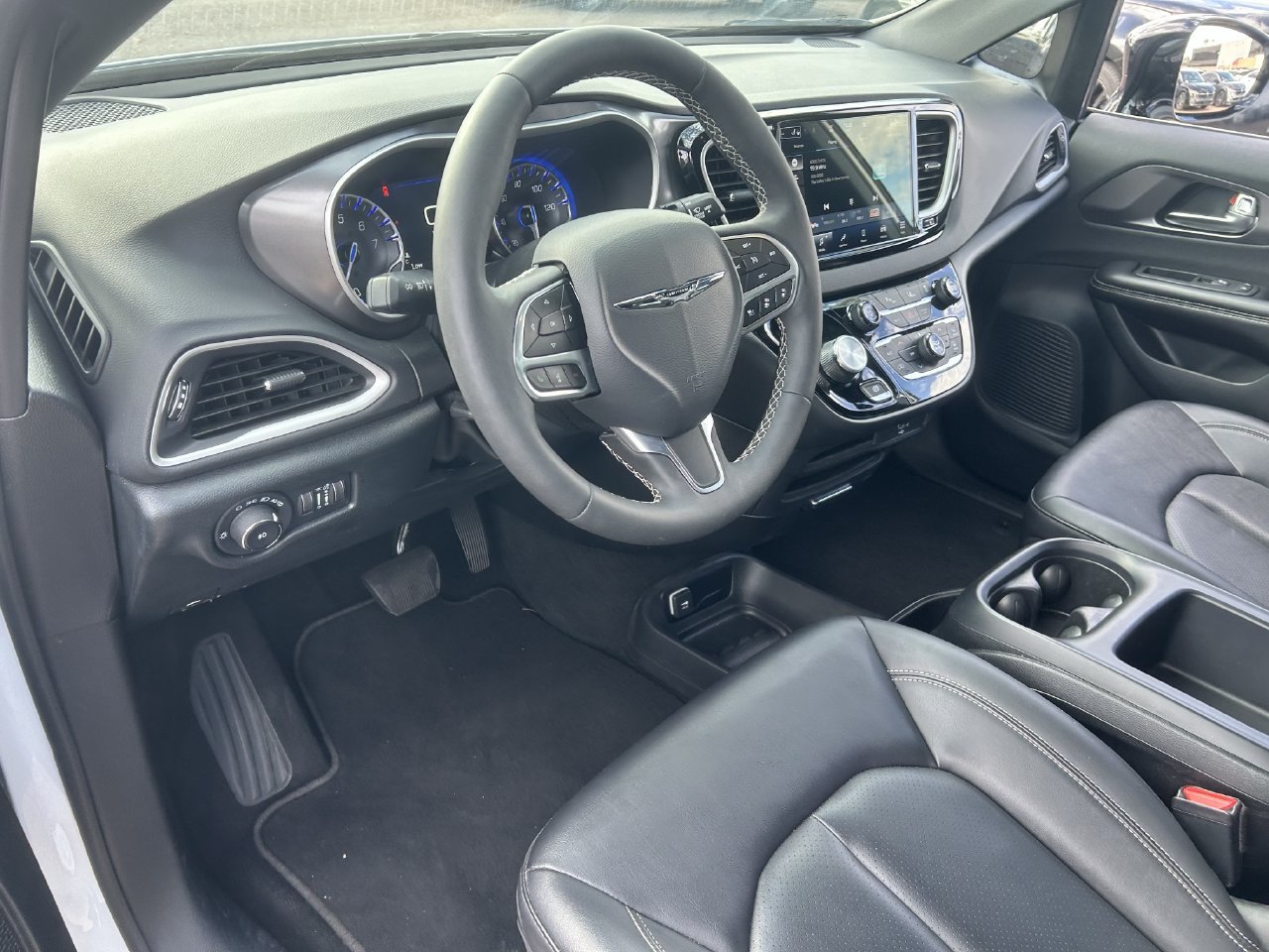 Used 2026 Chrysler Pacifica Select FWD image 11