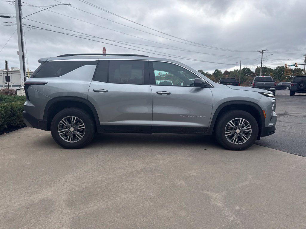 Used 2026 Chevrolet Traverse LT AWD/4WD image 4