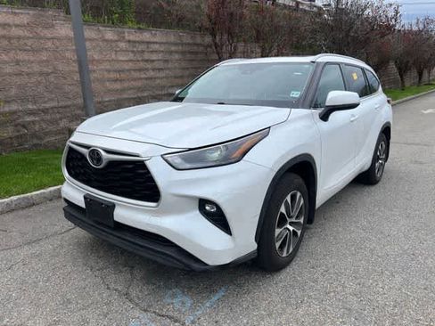Used 2022 Toyota Highlander XLE AWD/4WD image 1