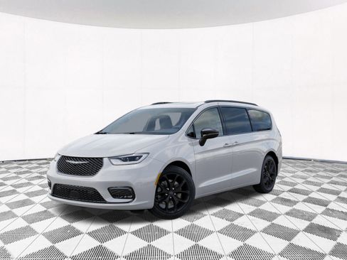 New 2026 Chrysler Pacifica Limited image 2