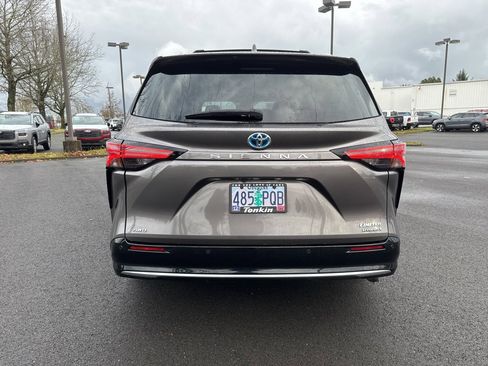 Used 2021 Toyota Sienna Limited image 6