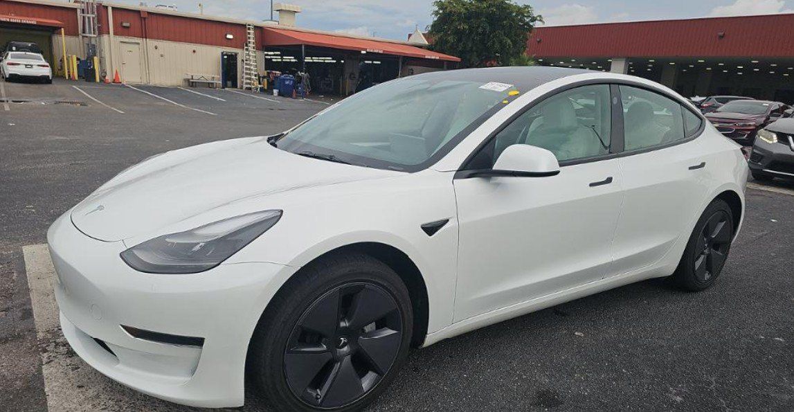 Used 2023 Tesla Model 3 Standard Range RWD image 1