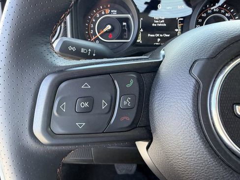 Used 2025 Jeep Gladiator Mojave w/ Convenience Group AWD/4WD image 32