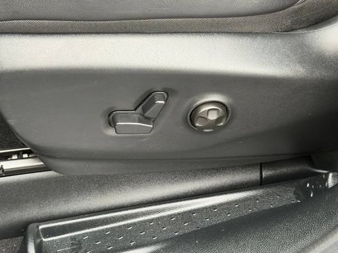 Used 2025 Chrysler Pacifica Limited FWD image 15