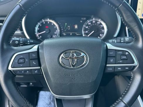 Certified 2023 Toyota Highlander XLE image 36