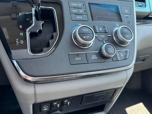Used 2017 Toyota Sienna XLE FWD image 20