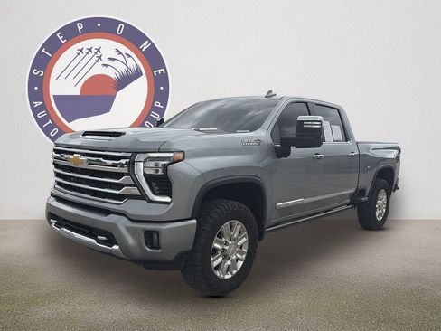 Used 2025 Chevrolet Silverado 2500 High Country w/ Technology Package AWD/4WD image 2