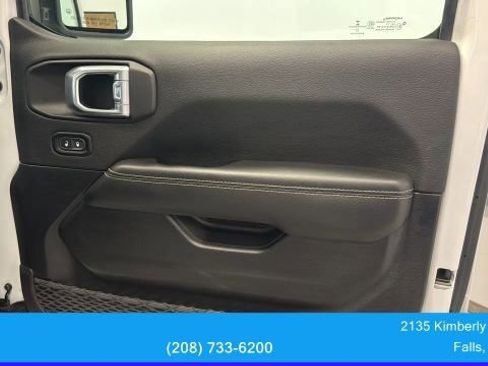 Used 2022 Jeep Wrangler Unlimited Sahara w/ Cold Weather Group image 36