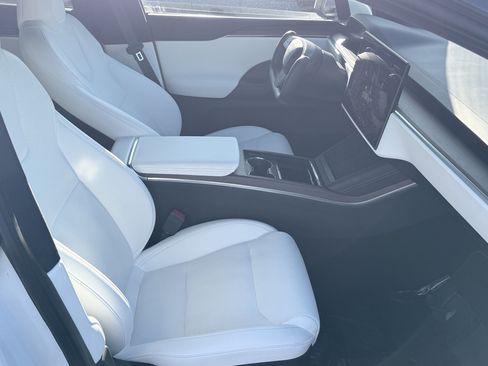 Used 2023 Tesla Model X image 3