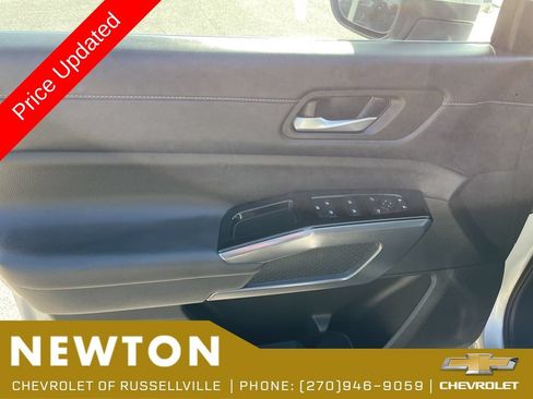 Used 2025 Nissan Pathfinder SL AWD/4WD image 5