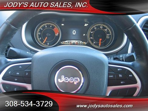 Used 2018 Jeep Cherokee Trailhawk image 13