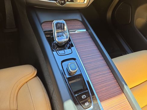 Used 2023 Volvo XC60 B6 Ultimate w/ Protection Package Premier image 22