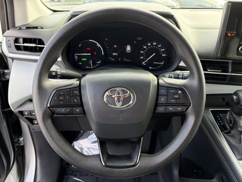Certified 2025 Toyota Sienna LE FWD image 17