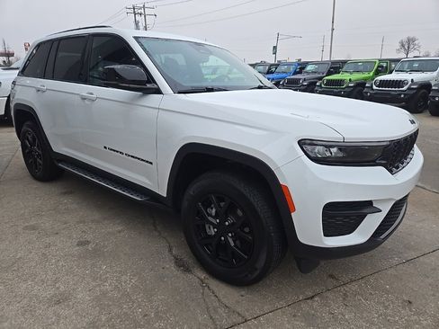 Used 2024 Jeep Grand Cherokee Altitude image 13