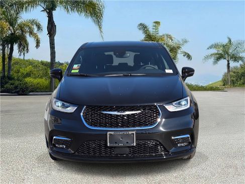 New 2026 Chrysler Pacifica Select image 3