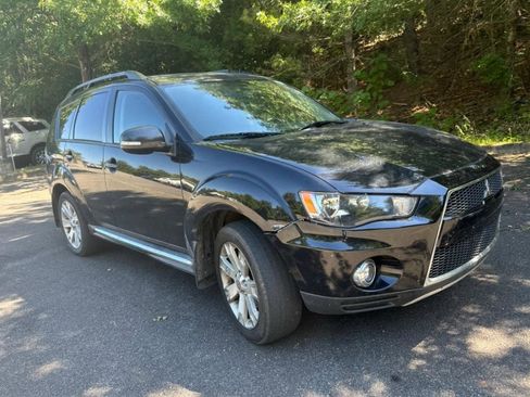 Used 2013 Mitsubishi Outlander SE image 3