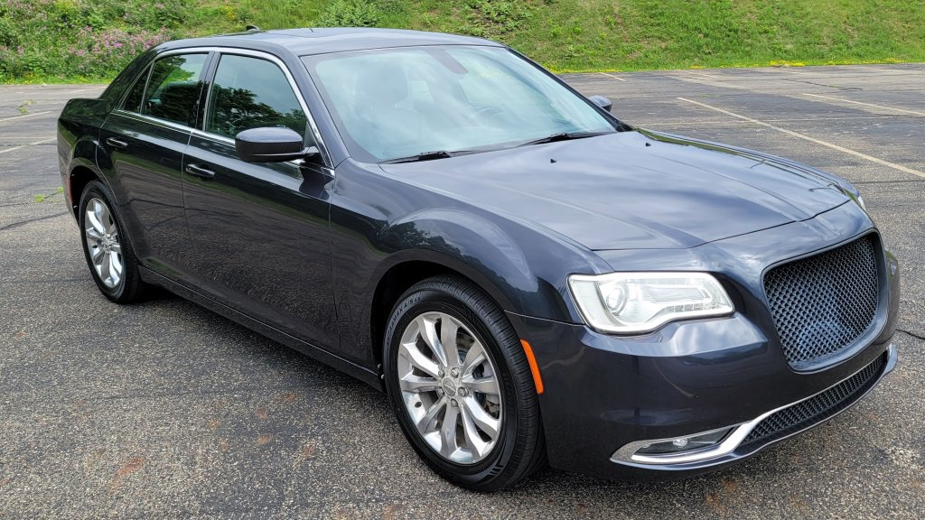 Used 2016 Chrysler 300 Limited w/ Driver Convenience Group AWD/4WD image 2