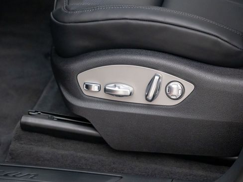 Used 2025 Porsche Macan image 16