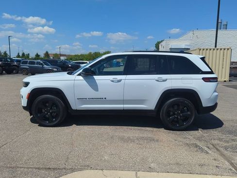 Used 2023 Jeep Grand Cherokee Altitude AWD/4WD image 6