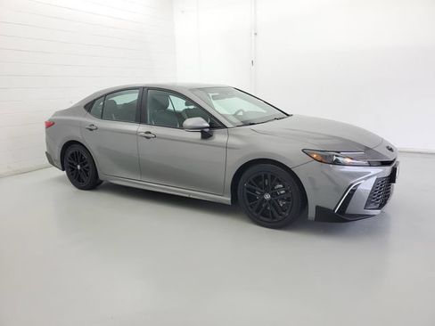 Used 2025 Toyota Camry SE w/ Convenience Package FWD image 4
