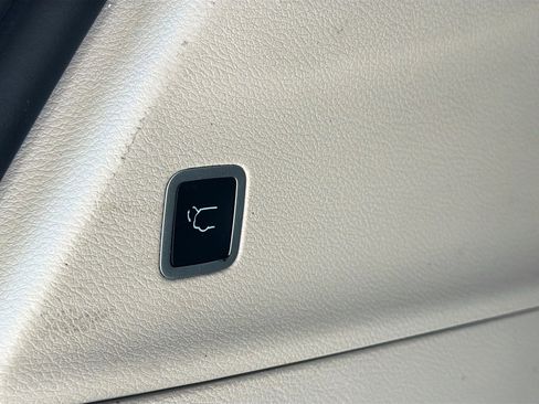 Used 2024 Chrysler Pacifica Touring-L image 12