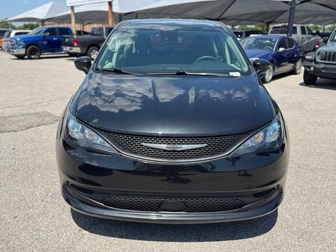 Used 2023 Chrysler Voyager LX FWD image 2