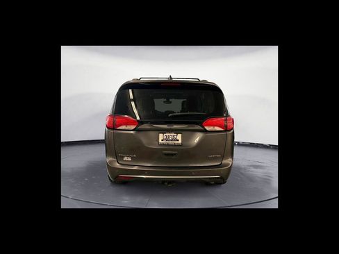 Used 2018 Chrysler Pacifica Limited w/ Tire & Wheel Group FWD image 5