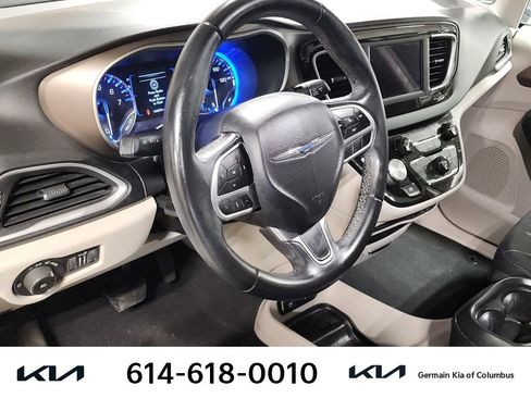 Used 2018 Chrysler Pacifica Touring-L image 18