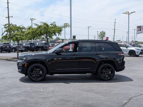 Used 2023 Jeep Grand Cherokee Limited w/ Black Appearance Package AWD/4WD image 5