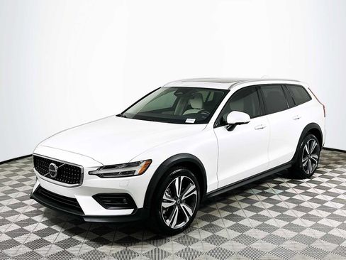 Used 2025 Volvo V60 B5 Cross Country Plus w/ Protection Package Premier image 3