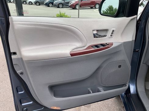 Used 2014 Toyota Sienna Limited w/ Limited Premium Package AWD/4WD image 28