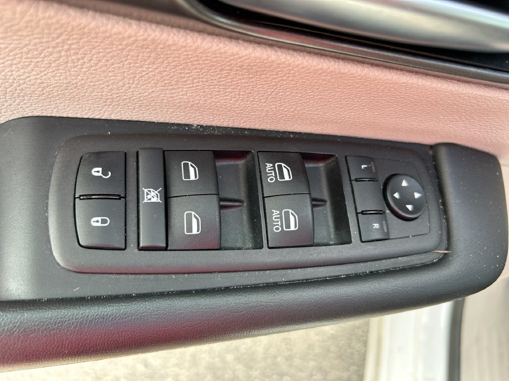 Used 2024 Chrysler Pacifica Touring-L FWD image 14